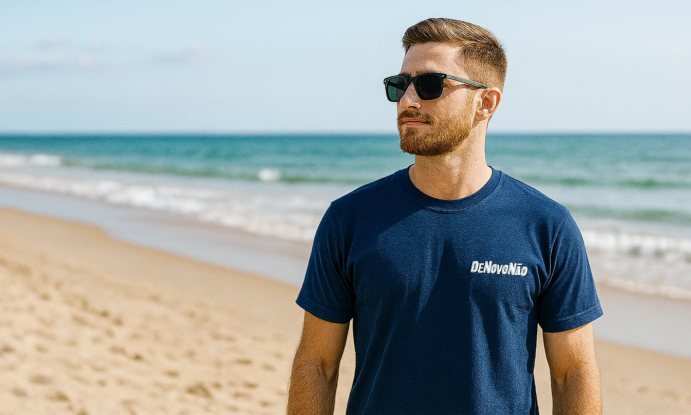 Modelo na praia com camiseta DeNovoNão